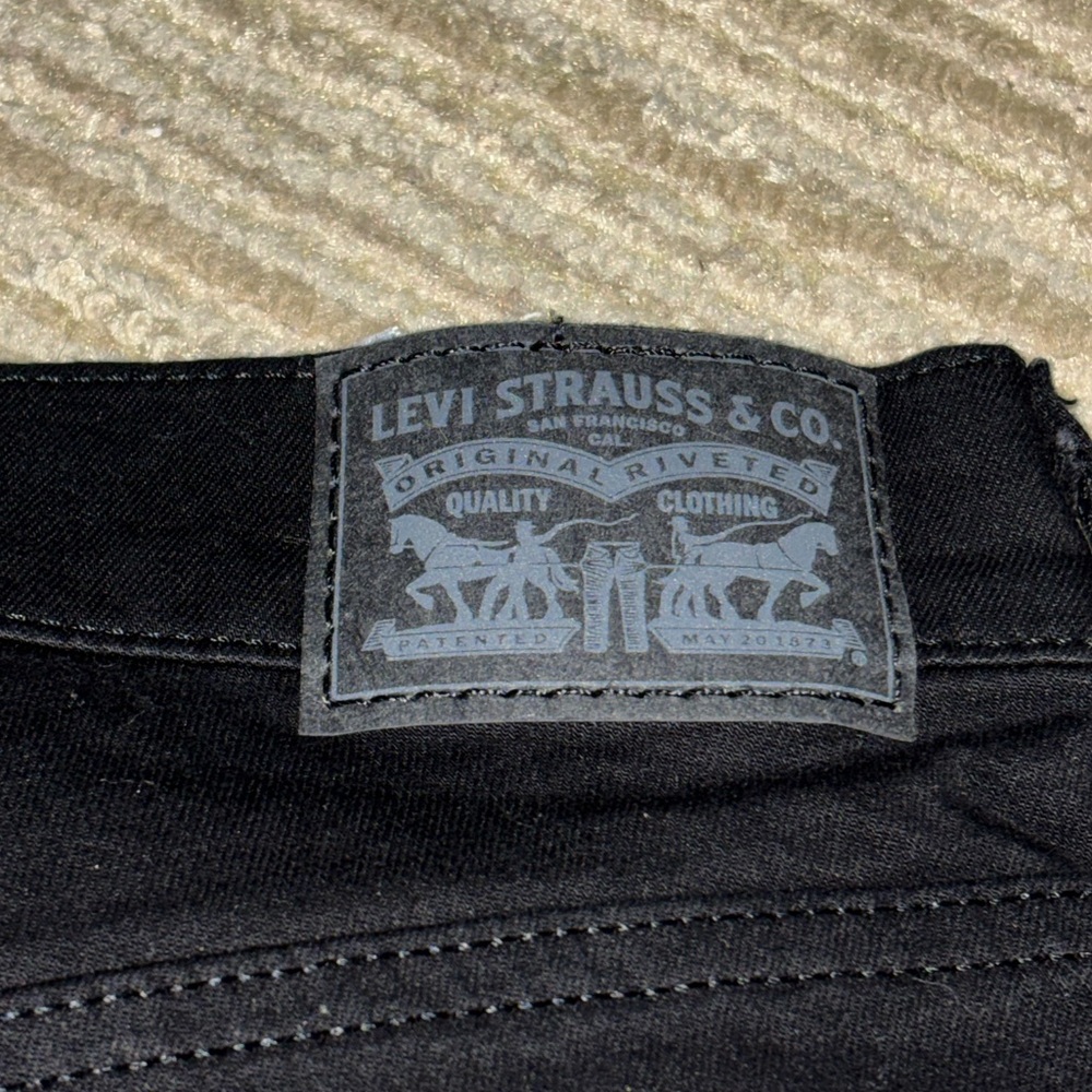 Black levi’s jeans